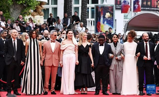 众评委亮相第78届戛纳国际电影节开幕式红毯