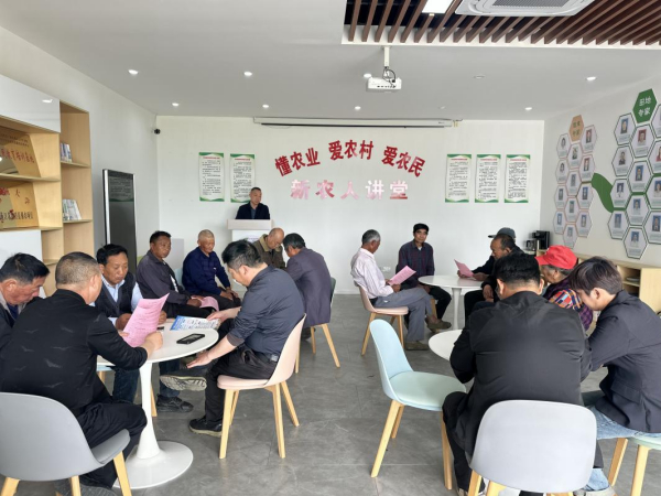 吴跃军在新农人讲堂为农户讲解（央广网记者  顾炀威  摄）