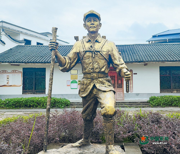 　　矗立在“长征模范”广场的谢宝金铜像。 肖力民摄