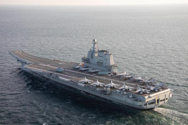 在某海域，山东舰歼-15舰载机列阵甲板（2020年12月1日摄）。 新华社发（李达 摄）