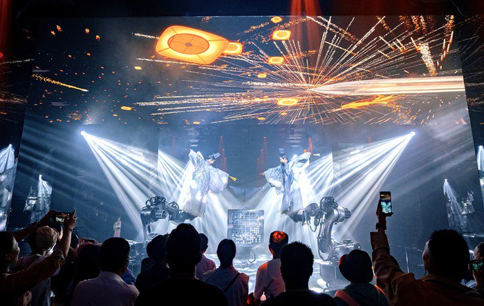 　　2024年10月4日，游客在河南开封清明上河园景区观看沉浸式科技空间秀《爱雅宋》。新华社发（袁航 摄）