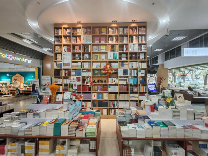 新华书店内的宁夏文学作品专柜。