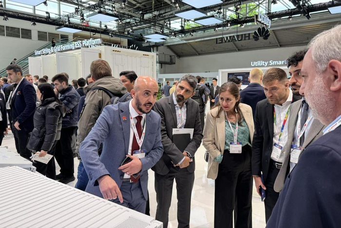 5月7日，参观者在德国慕尼黑举行的2025年欧洲国际太阳能展上参观华为展区（图片来源：新华社）