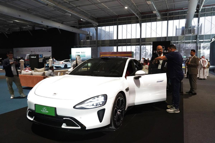 5月4日，在沙特阿拉伯利雅得举办的展会上，观众参观小米汽车。（图片来源：新华社）