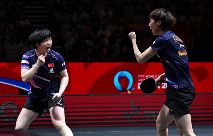 5月25日，王曼昱/蒯曼（左）在比赛中庆祝得分。新华社记者 贺长山 摄