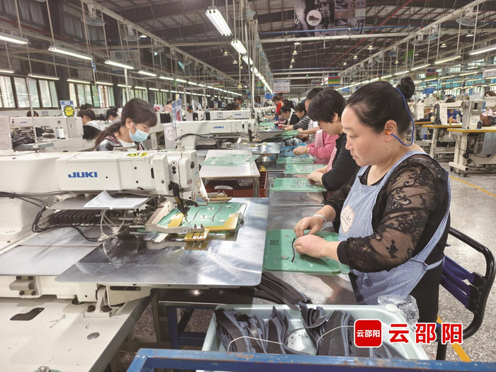 连泰鞋业工厂内工人正在赶制新一批的海外订单。 邵阳日报记者 袁枫 摄