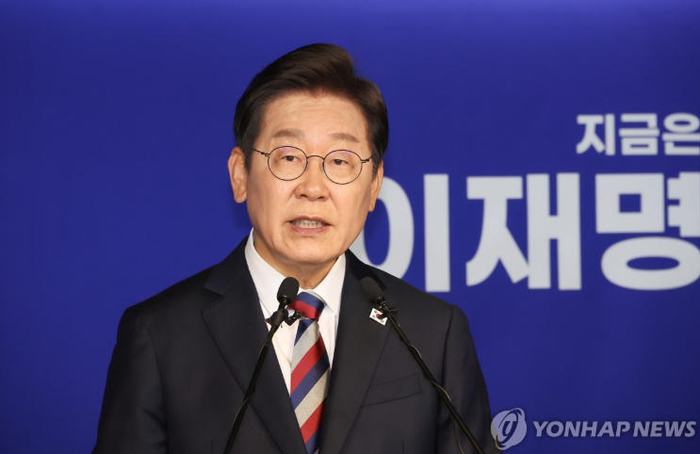 ▲5月25日，李在明在首尔共同民主党总部举行的新闻发布会上