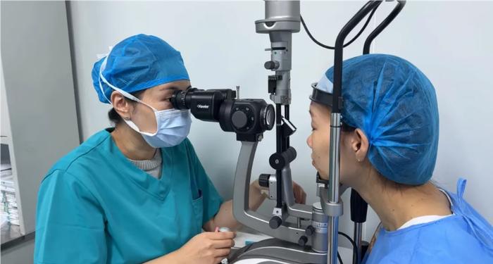 (深圳普瑞眼科医院屈光科冯绮婷博士为江女士做检查)
