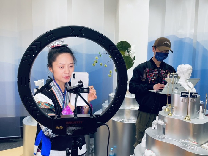 　　2023年4月6日，在贵阳市青岩古镇景区内，苗族绣娘蔡凤通过线上直播销售刺绣饰品。新华社记者 周宣妮 摄