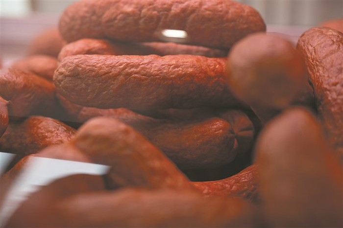 制作考究的哈尔滨红肠。