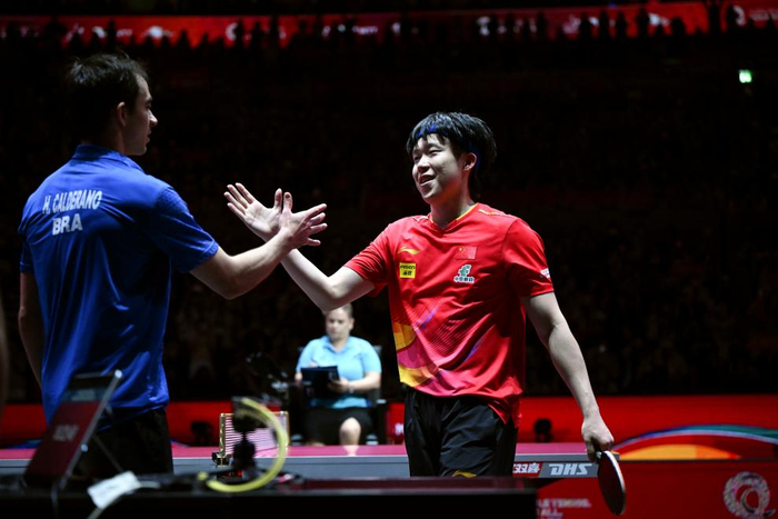 　　5月25日，王楚钦（右）和雨果·卡尔德拉诺在赛后相互致意。新华社记者 贺长山 摄