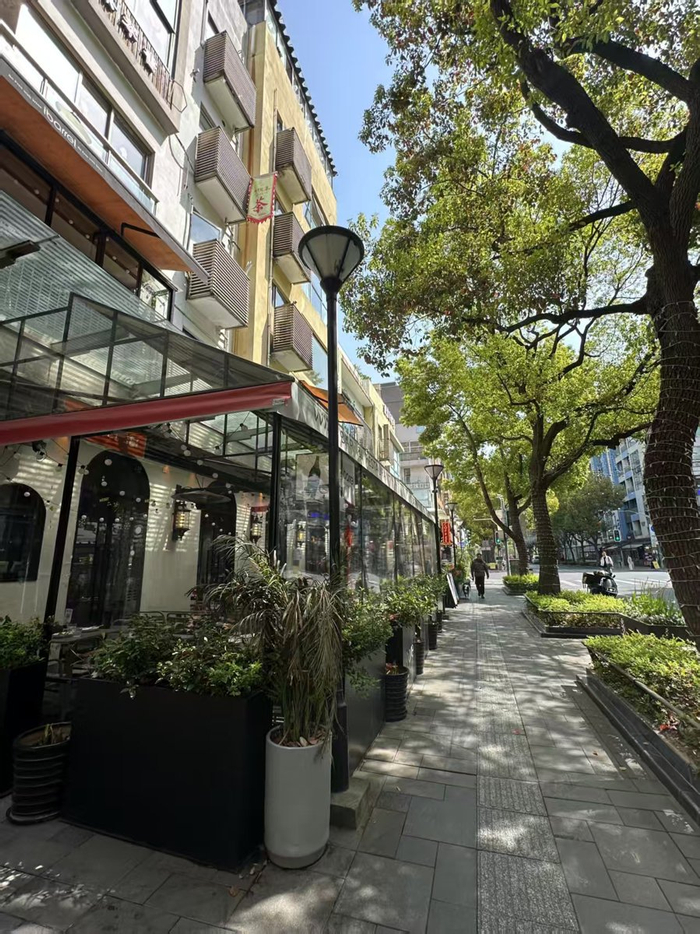 大学路上，在最冷和最热月份，加了“风挡”的外摆位