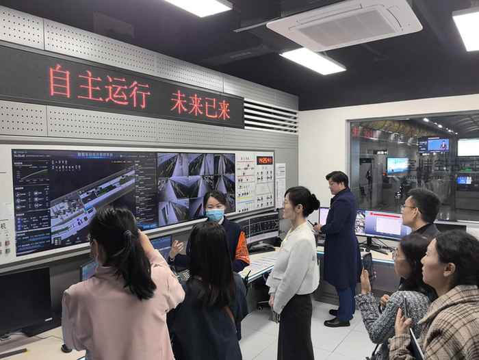 　山东职业学院城市轨道学院教师在青岛地铁调研