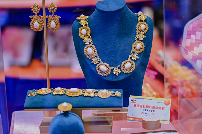 图：淘宝商家“芽小七手创”现场展品