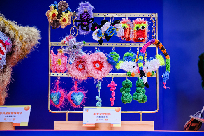 图：淘宝商家“小黄香蕉手钩”现场展品