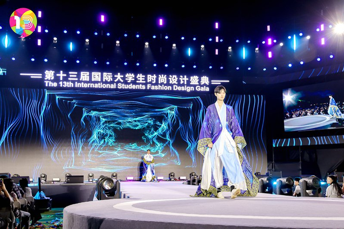 中国纺织非遗推广大使、中国服装设计最高奖“金顶奖”设计师刘薇女士的作品邀请展