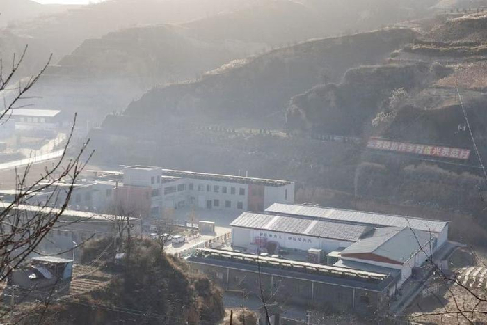 建在山沟中的挂面厂俯瞰图