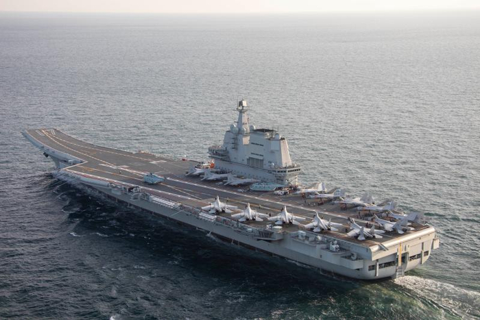 在某海域，山东舰歼-15舰载机列阵甲板（2020年12月1日摄）。新华社发（李达 摄）