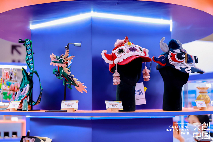 图：现场展示的淘宝非遗商品