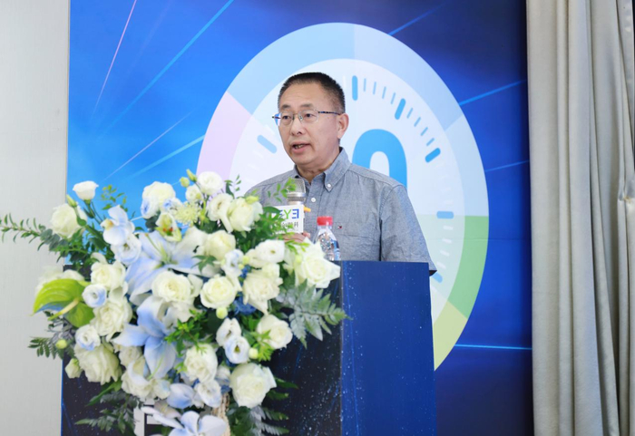 　　成都爱尔眼科医院院长胡建斌致辞