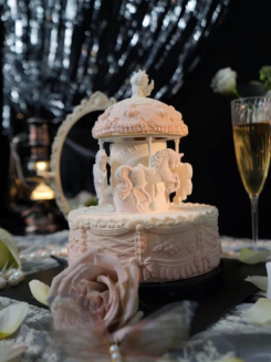 （慕叁山“旋转木马”慕斯蛋糕  图源：慕叁山官方小红书账号）