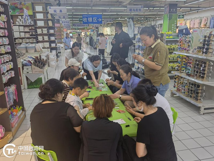 参与者在活动现场缝香包。（中国台湾网发）