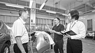 图为广东省佛山市南海区纪委监委工作人员正在当地企业走访了解营商环境情况。潘小媛 摄