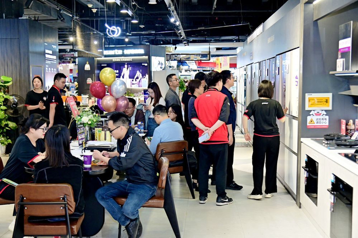 消费者在位于重庆市江北区的京东超级体验店选购家电。受访者供图