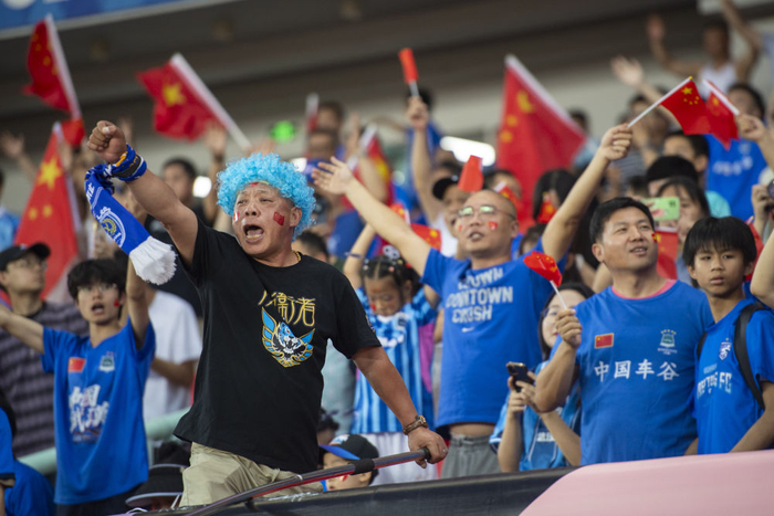 5月24日，武汉车谷江大队球迷在看台加油助威。新华社记者 伍志尊 摄