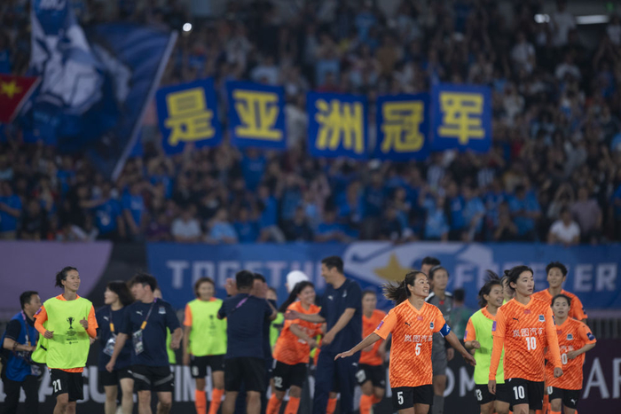 5月24日，武汉车谷江大队球员庆祝夺冠。新华社记者 伍志尊 摄