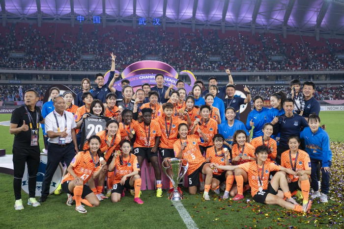 5月24日，武汉车谷江大队成员在颁奖仪式后合影。新华社记者 伍志尊 摄