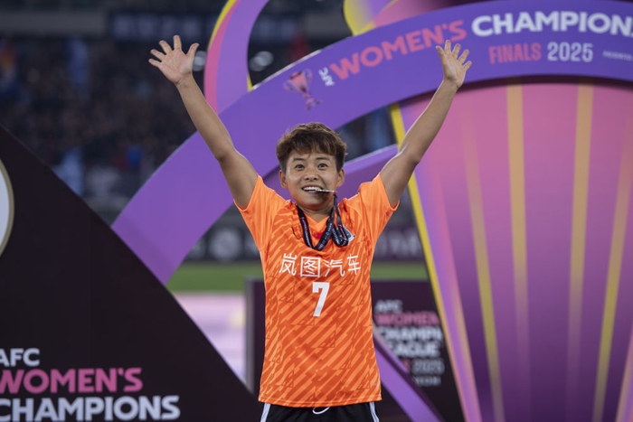   5月24日，武汉车谷江大队球员王霜在颁奖仪式上庆祝。新华社记者 伍志尊 摄