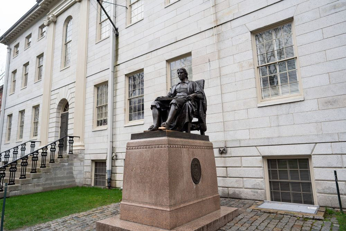 哈佛大学校园内创始人约翰·哈佛的雕塑。新华社记者 刘杰 摄