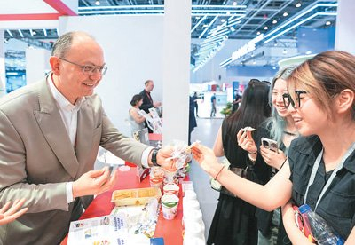 波兰参展商在中东欧展馆推介奶酪。新华社记者 黄宗治摄