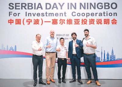 图为郭晓（中）与中东欧国家友人合影。受访者供图