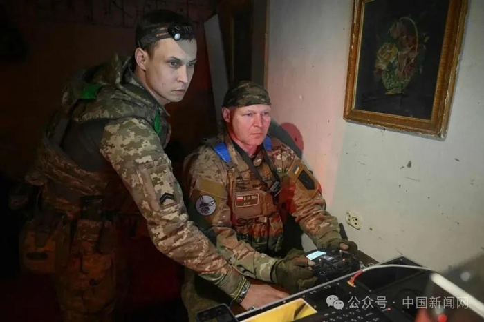 4月30日，乌克兰军人正在操控无人机。（法新社）