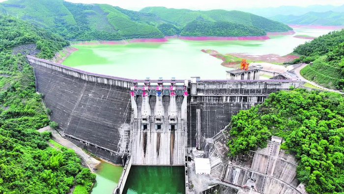 　　5月24日拍摄的百色水利枢纽主坝（航拍图）。 □唐建豪 摄