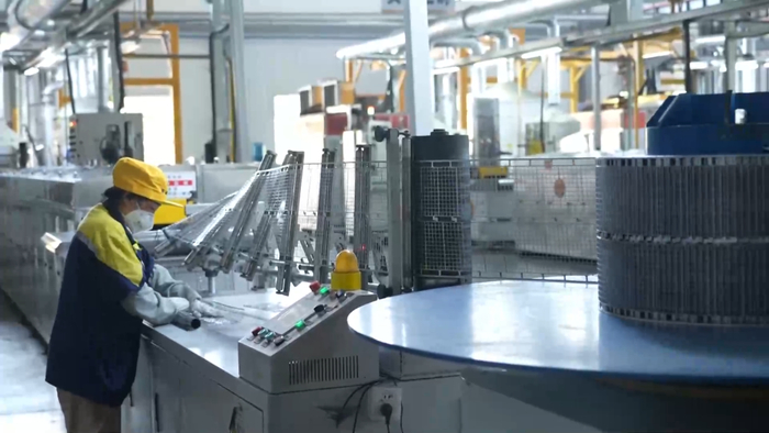 浙江超威贝特瑞科技有限公司设备更新后，降低人力成本、减少耗能，提高新产品的研发生产能力。新华社记者 李涛 摄