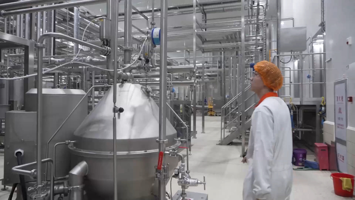 在位于内蒙古的伊利智慧健康谷奶粉全球智造标杆基地，乳清脱盐生产线设备全面升级。新华社记者 达日罕 摄