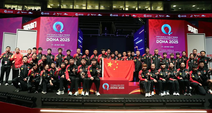 5月25日，中国乒乓球队成员在颁奖仪式后合影。新华社记者 王东震 摄