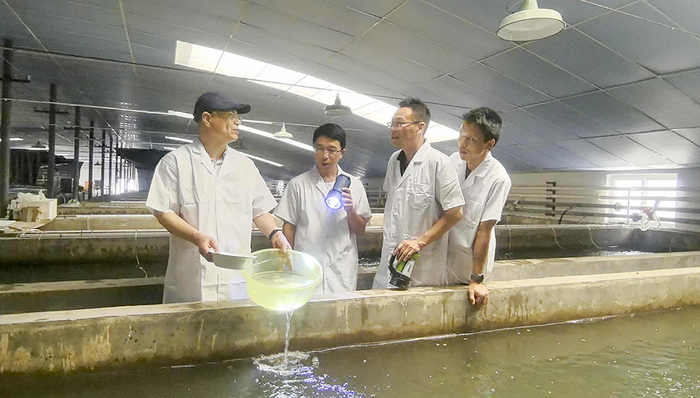 工作中的施永海（左一）。受访者供图