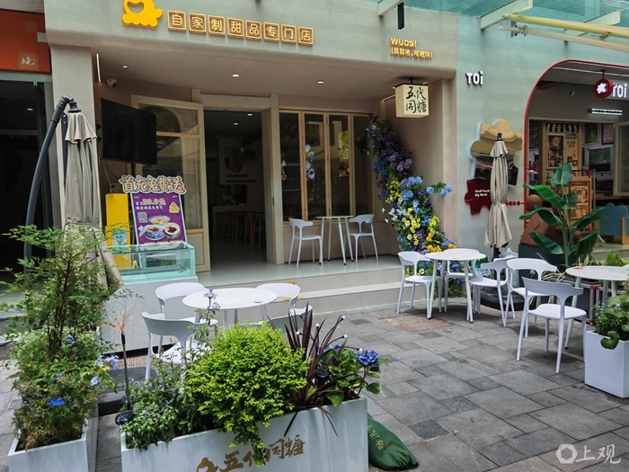 大学路上一家甜品店外摆位 唐烨摄