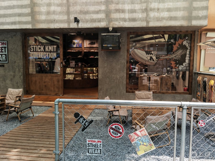 大学路上一家运动潮牌店的外摆位 唐烨摄