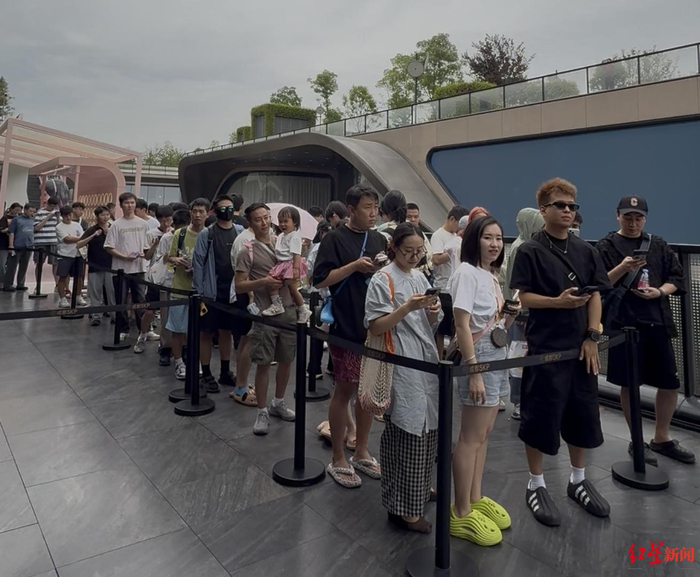 泡泡玛特全球首家臻藏店门口，消费者在排队 程璐洋/摄