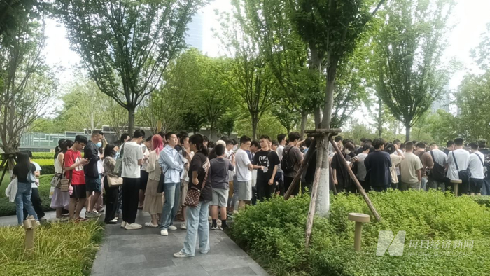 消费者在泡泡玛特全球首家臻藏店门外排队 