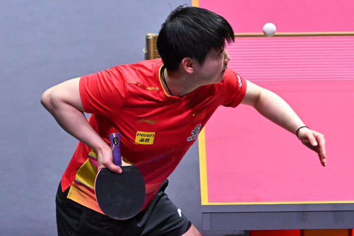 5月25日，孙颖莎在比赛中发球。新华社记者 肖艺九 摄