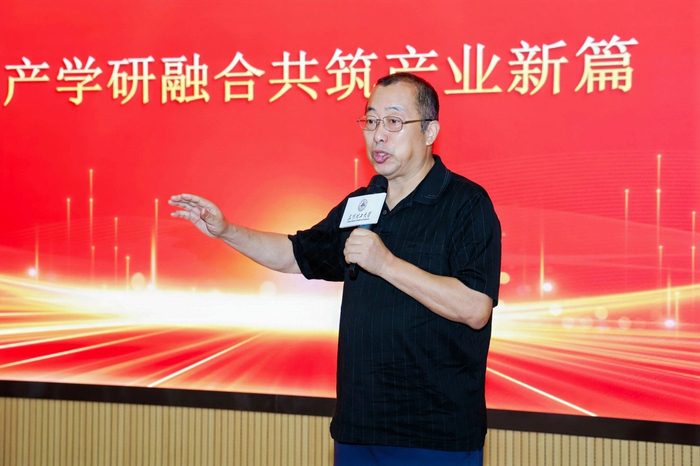 图为原深圳市科技局副局长、高新办副主任张克科致辞