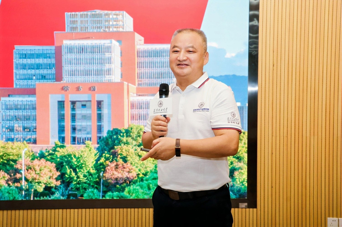 图为昆工（深圳）未来产业发展研究院院长吕中平