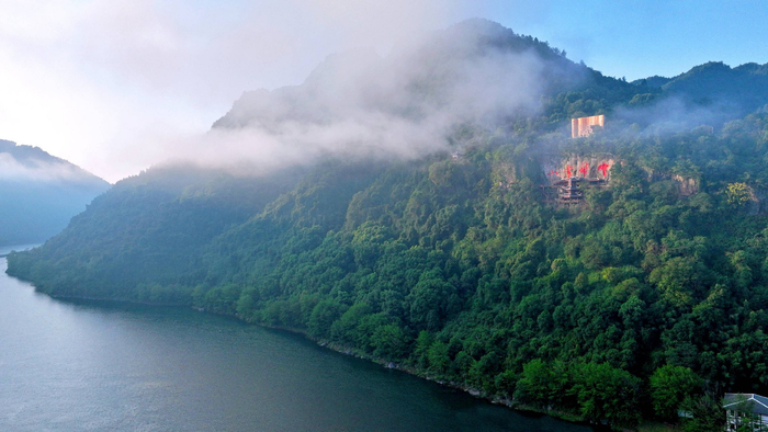 中华书山——二酉山（邓浩然 摄）
