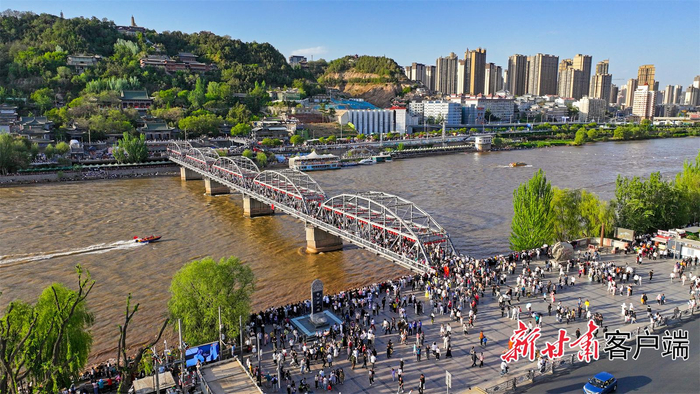 5月1日，兰州中山桥景点游人如织。游客在“百年中山桥”打卡，乘坐游艇感受黄河风情线的魅力。新甘肃·甘肃日报记者 冯乐凯 摄